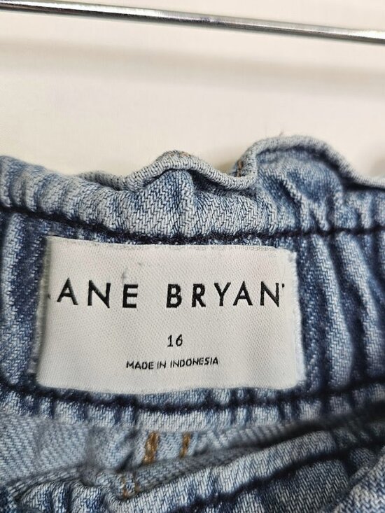 LANE BRYANT Pull On Jean Shorts MEDIUM WASH BLUE Denim size 16 High Rise Midi - Picture 4 of 7